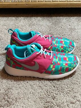 Nike Roshe Teal & Pink Geometric Athletic trainers sneakers size 7
